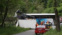 Vlak, v němž cestovaly děti na školní výlet, se ve čtvrtek ráno střetl u Hluboké s autobusem.