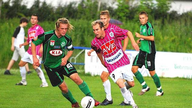 Petr Dolejš, jenž po návratu z hostování z Čáslavi je jednou z nových tváří Dynama, v přípravě s Příbramí v Třeboni uniká příbramskému Borkovi. Ve středu hraje Dynamo v Písku s Brnem. 