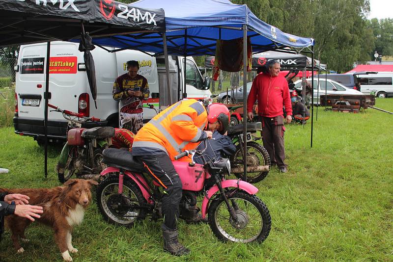 Fichtl cup Florida, terénní závod motocyklů Jawa 50 Pionýr, se jel u Hůrského rybníka u Adamova na Českobudějovicku.