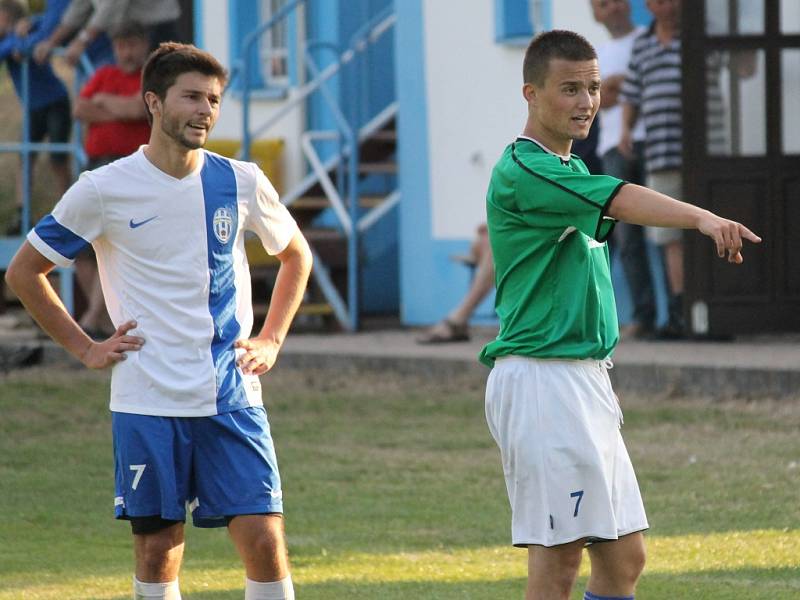 V bílém hrající Dolní Bukovsko doma se Suchdolem (2:2) zachraňovalo bod gólem Jiřího Kliky v 89. minutě, kdy hrálo bez dvou vyloučených. 