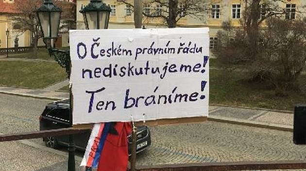 Dekrety prezidenta Edvarda Beneše hájili před možnou revizí účastníci akce na Loretánském náměstí v Praze 14. března 2021. Akce se účastnili i Jihočeši.