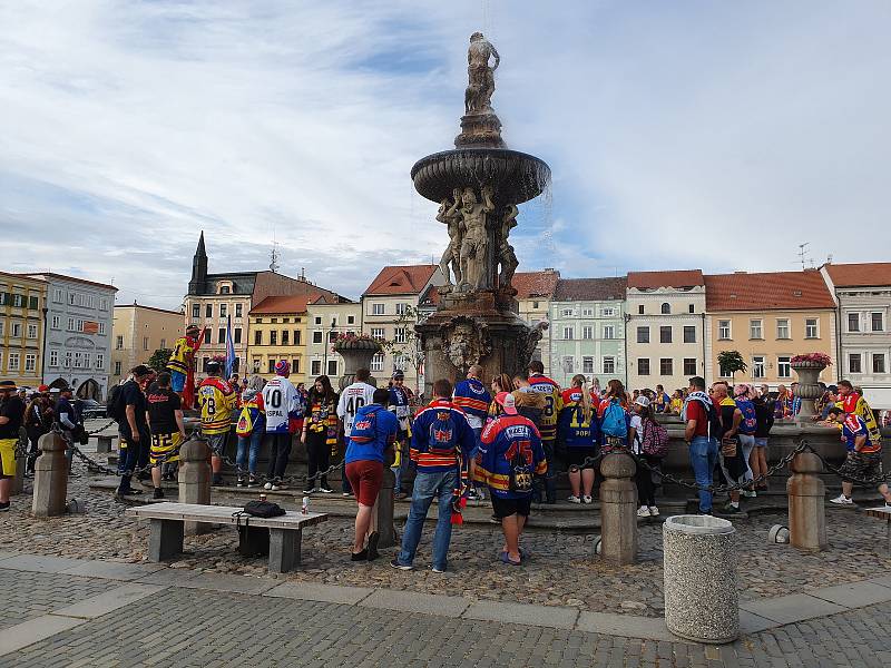 Motor podpořili fanoušci, sešli se u Samsonovy kašny