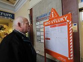 Miroslav Chalupský studuje informace o výlukách na českobudějovickém vlakovém nádraží.