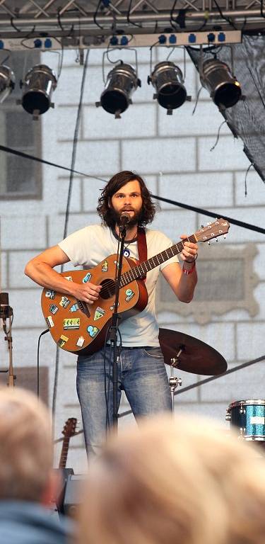 Festival Okolo Třeboně slavil o víkendu 25 let. Zahrály zde kapely Chinaski, Jelen či Nezmaři. Na snímku zpěvák skupiny Tranzan.