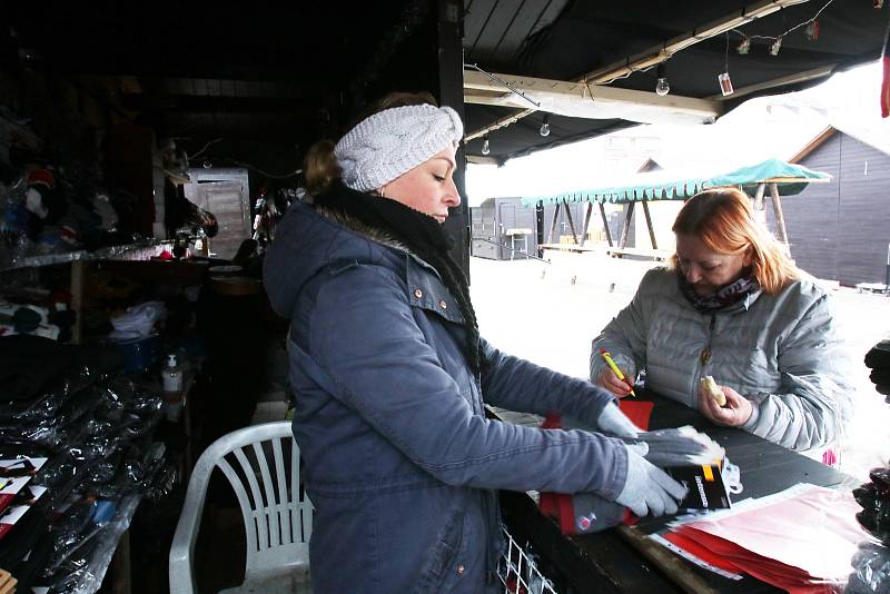 V pátek plné budějovické adventní městečko je téměř liduprázdné. Na snímku Marie Matějková a Martina Abouseria při inventuře.