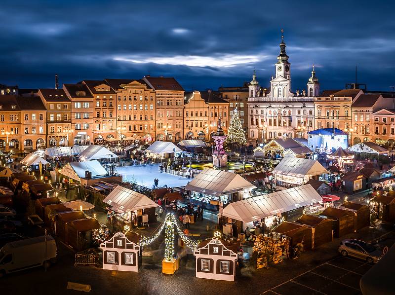 Adventní městečko v Český Budějovicích.