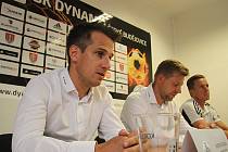 Generální manažer Dynama Martin Vozábal na předsezonní tiskovce spolu s trenérem Davidem Horejšem a kapitánem týmu Petrem Benátem.