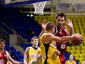 Roman Zachrla bojuje s basketbalisty Opavy, se kterými se Lvi utkají v sobotu