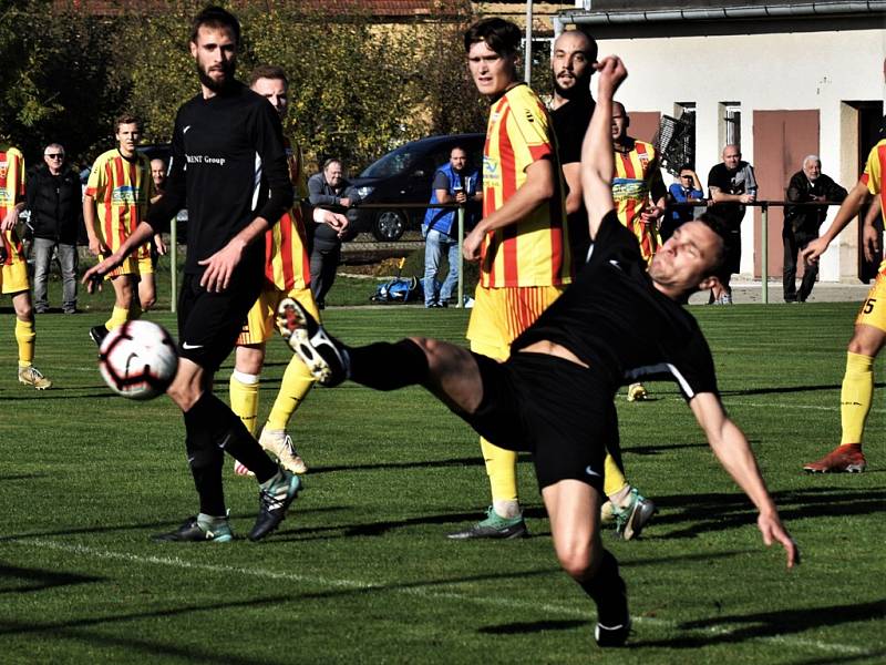 V krajském přeboru před týden jedním gólem k výhře Olešníku nad Strakonicemi 5:1 přispěl i kanonýr David Lafata. O víkendu fotbalové soutěže v kraji pokračují.