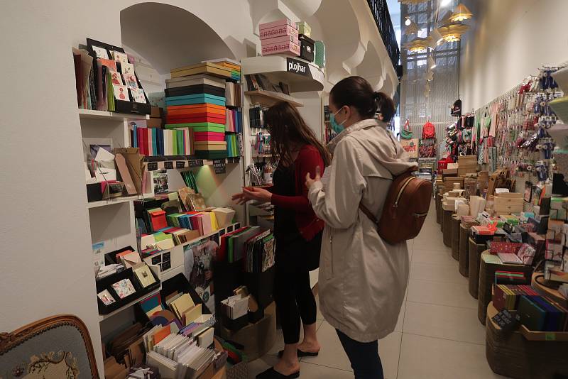 V pondělí po koronavirové přestávce otevřela i prodejna Papír Plojhar v centru Českých Budějovic.