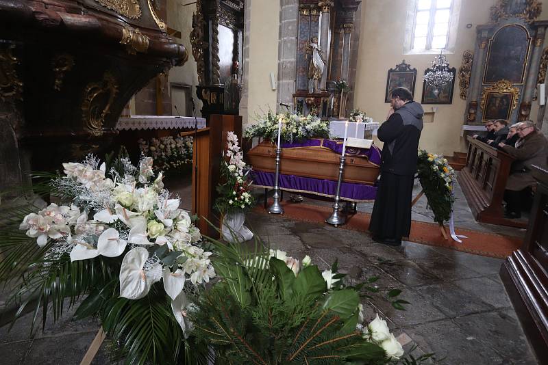 Pohřeb faráře Marcina Żelazného v Trhových Svinech.