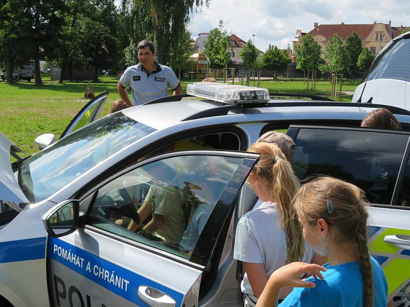 Policejní mluvčí Milan Bajcura na příměstském táboře v Českých Budějovicích nechal děti nahlédnout do policejního automobilu a vyzkoušet si mohly také brýle navozující opilost a vliv omamných a psychotropních látek.