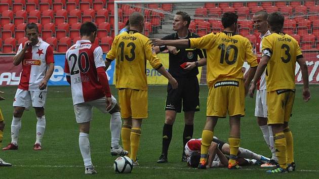 Klíčový moment zápasu Dynama na Slavii: Jiří Jech ukázal červenou kartu Davidu Horejšovi, protesty hráčů Dynama byly marné. 