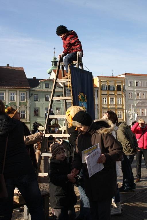 Symbolické putování po českobudějovických věžích patří již tradičně k silvestrovským akcím. Děti si je opět náramně užívaly.