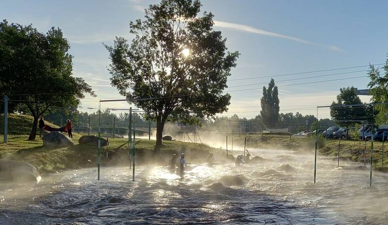 Trénink vodních slalomářů na mistrovství Evropy do 23 let v Českém Vrbném.