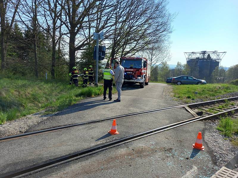 Při srážce s vlakem u Černého Dubu zemřel řidič osobního auta.