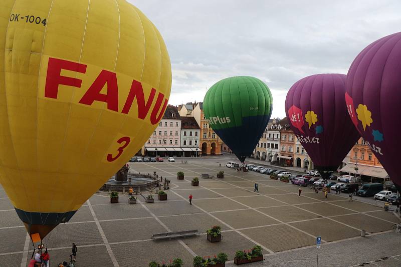 Čtyři horkovzdušné balony vzlétly ve čtvrtek v ranních hodinách z českobudějovického náměstí Přemysla Otakara II.