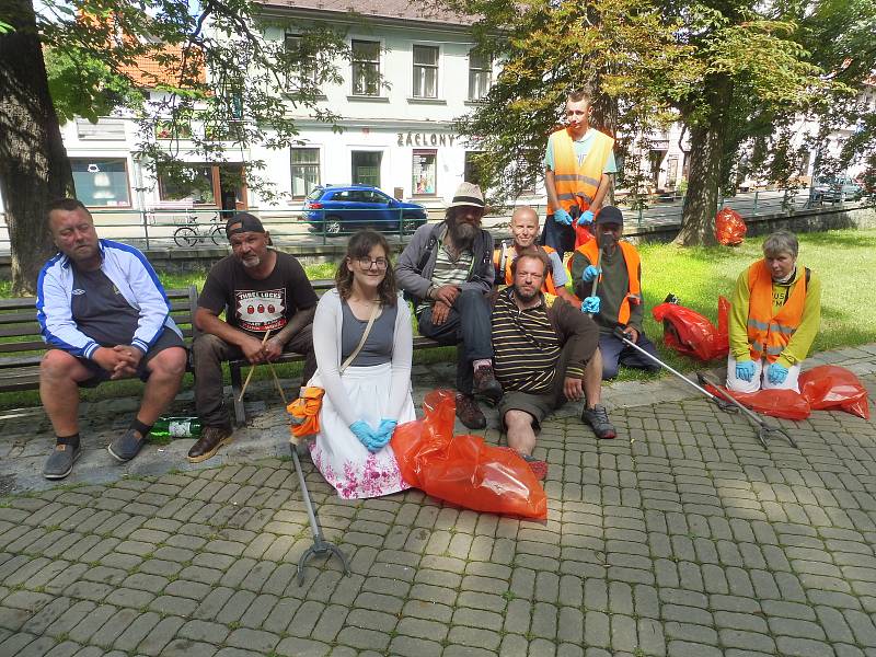 Budějčtí bezdomovci uklízeli v pátek 3. července Rudolfovskou třídu. Vedl je dobrovolník František. Za odměnu dostanou stravenky.
