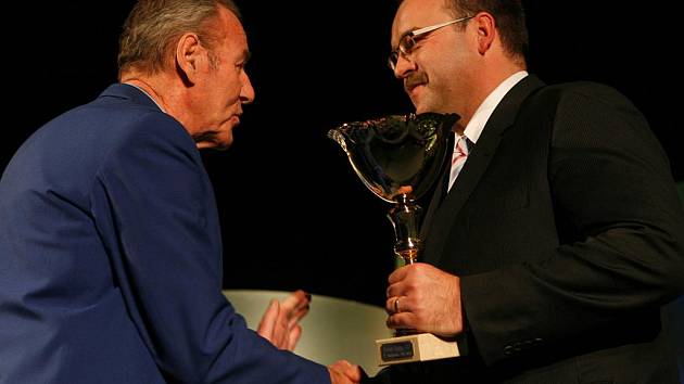 Pohár pro druhý nejlepší tým jižních Čech prezidentu boxerů Samsonu Miroslavu Leštinovi předává legendární českobudějovický exmistr Evropy v boxu Josef Němec.
