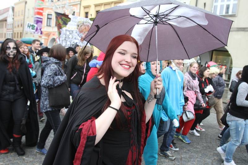 Více než tři tisíce studentů českobudějovických středních a vysokých škol v pátek prošly centrem města.