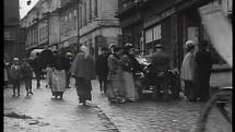 Pražská ulice v Táboře je ve filmu před 51 lety plná lidí, obchodů a pohybu. Mj. tu projedou koně.