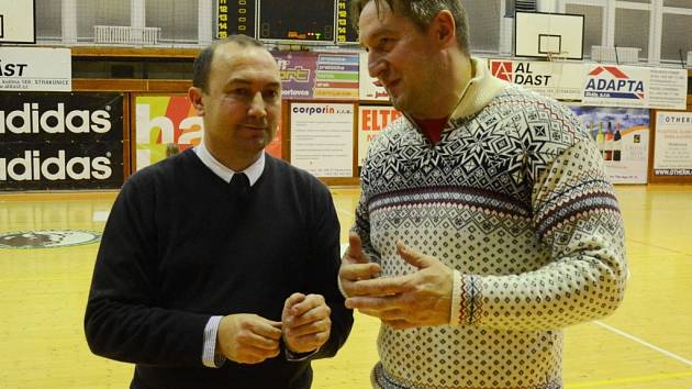 S ÚLEVOU přijali manažer U19 Chance Eduard Gaisler (vpravo) a trenér Petr Martínek rozhodnutí vedení Ženské basketbalové ligy, že se baráž o ŽBL v tomto ročníku hrát nebude.