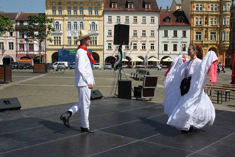 Českobudějovické náměstí se přeneslo v pátek odpoledne do Mexika. Lidé tu poznali tamní kulturu a ochutnali místní speciality.