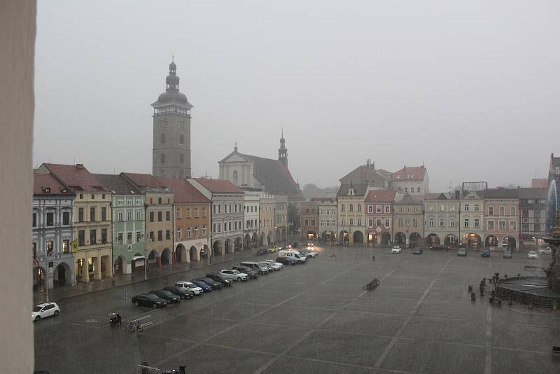 Bouře a déšť v Českých Budějovicích překazila pondělní odpoledne všem, kteří si vyšli posedět na otevřené zahrádky.