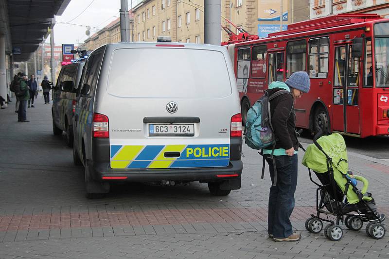 Na přechodu u Mercury srazil autobus chodkyni středního věku, která zraněním na místě podlehla.