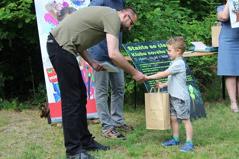 Slavnostní vyhlášení krajského kola 11. ročníku výtvarné soutěže „Lesy a příroda kolem nás" se konalo v parku u budovy Oblastního ředitelství jižní Čechy v Dobré Vodě.