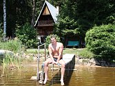Molo. První místo, kam Ondra Veselý po příjezdu na chatu jde, je molo u rybníka. Pohled z něj ho prý uklidňuje a také na něj vodí všechny návštěvy.