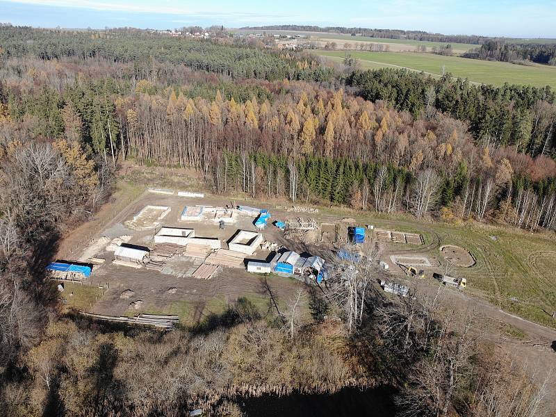 Fotodokumentace z výstavby Archeoskanzenu Trocnov za pomoci dronu 19. listopadu.