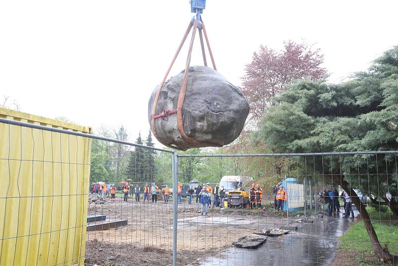 Stotunový kámen před knihovnou ustoupil stavbě.