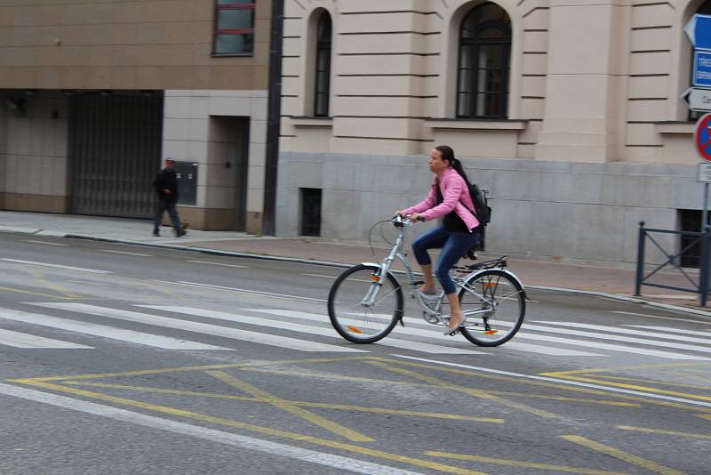 Po chodníku je to pohodlnější, ale přechod mají cyklisté překonávat pěšky. A nesmí jezdit po chodníku. Jinak mohou zaplatit pokutu až 2000 korun.