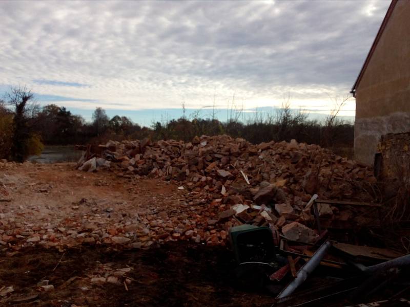 Demolice budovy fary ve Slověnicích poblíž Lišova na Českobudějovicku.