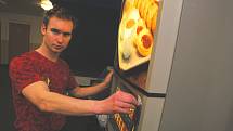 Mirovický odchovanec Petr Dolejš v kabinách Dynama u automatu s nápoji: dá si „ligovou“ kávu?