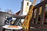 Pletení pomlázky při velikonoční akci pořádané Dětským pěveckým sborem Kosteláček v Kostelci nad Vltavou.