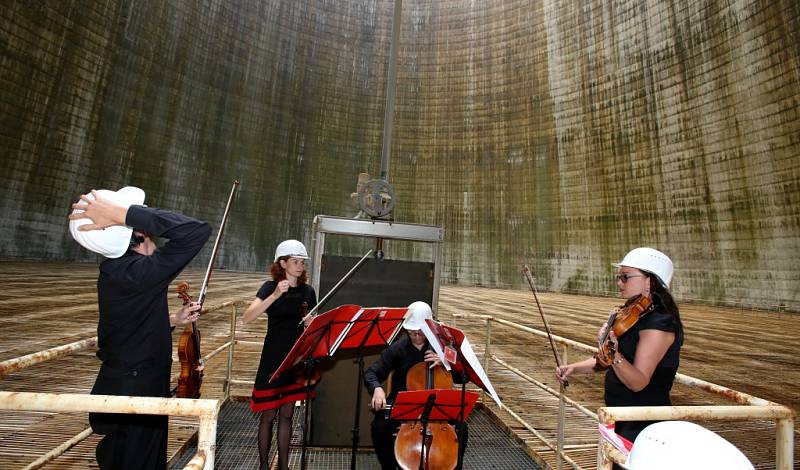 Kvarteto Jihočeské filharmonie zahrálo 20. června v chladicí věži Jaderné elektrárny Temelín. Zazněly skladby Mozarta, Debussyho a Dvořáka.