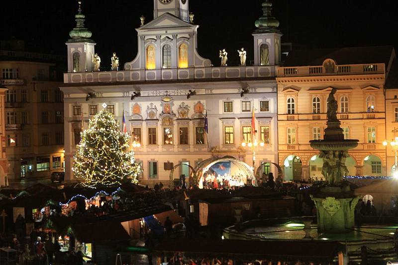 Česko zpívá koledy s regionálním Deníkem na náměstí Přemysla Otakara II. v Českých Budějovicích.