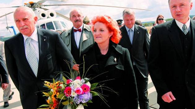 Ministryně obrany Vlasta Parkanová přiletěla včera na letiště v Plané u Č. Budějovic, aby podepsala převod letiště na Jihočeský kraj. Na ploše  ji doprovázeli také hejtman Jan Zahradník a ředitel letiště Ladislav Ondřich (vpravo). 