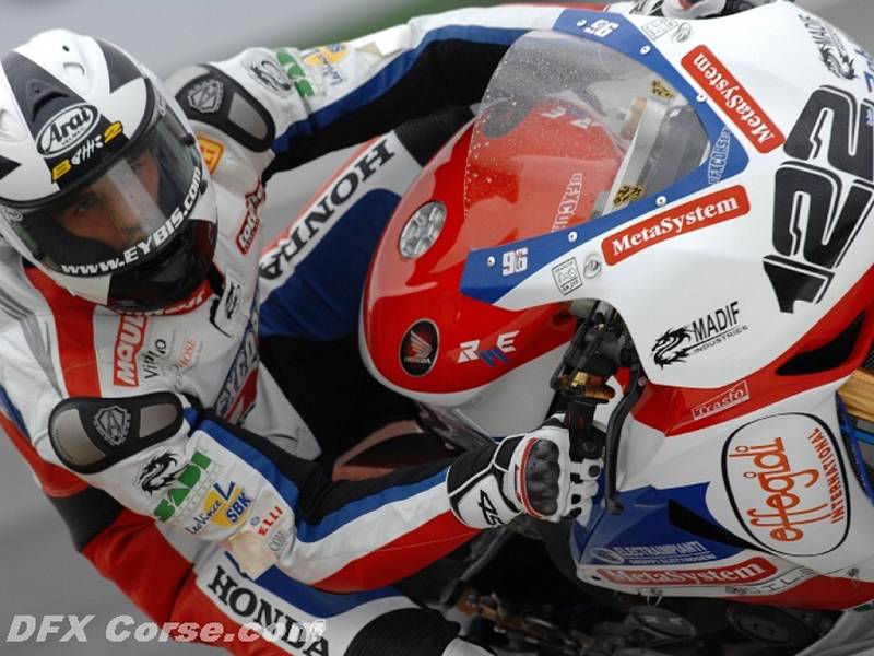 Matěj Smrž poprvé v kariéře v závodě mistrovství světa superbiků. 