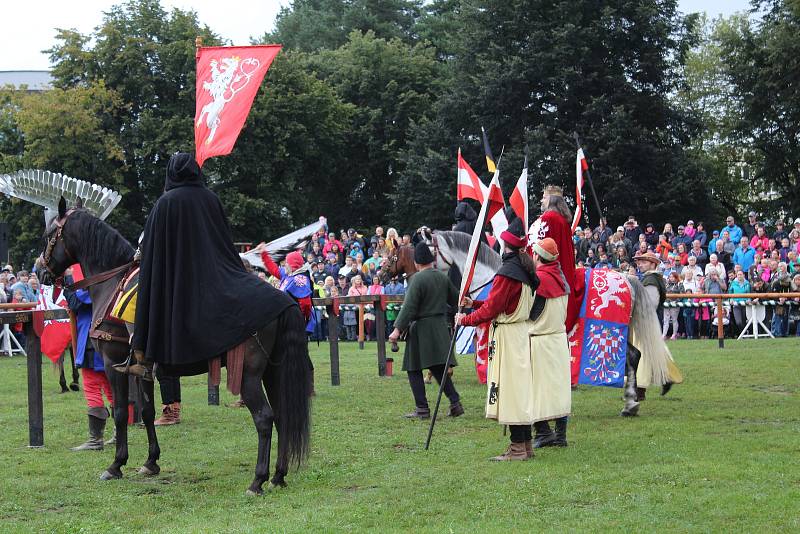 Slavnosti železné a zlaté vyvrcholily v sobotu odpoledne příjezdem krále Přemysla Otakara II. na Sokolský ostrov v Českých Budějovicích.