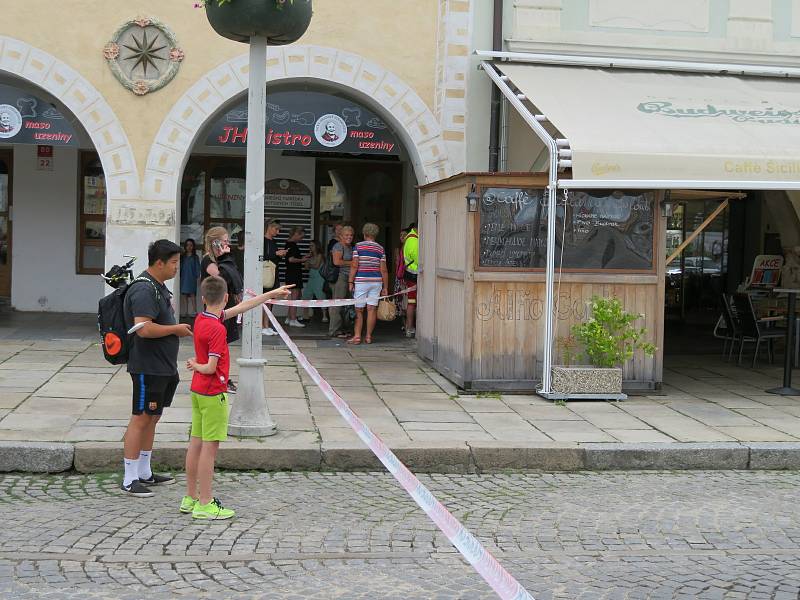 Všechny složky integrovaného záchranného systému zasahovaly na náměstí Přemysla Otakara II., jedna žena byla zraněná, pachatel byl zatčen.