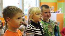 Děti z českokrumlovské ZŠ T. G. Masaryka už mají štědrou mikulášskou nadílku. Neobešla se bez slziček a slibování, uhlí nebo brambory ale nakonec nikdo nedostal.