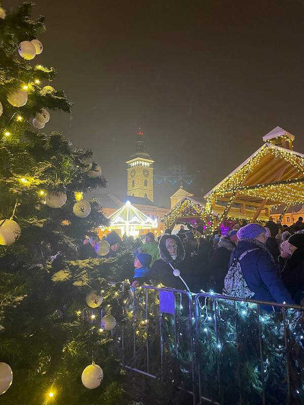 S trhy v Českých Budějovicích se v pátek večer přišly rozloučit stovky lidí. Úderem 18. hodiny adventní městečko zhaslo.