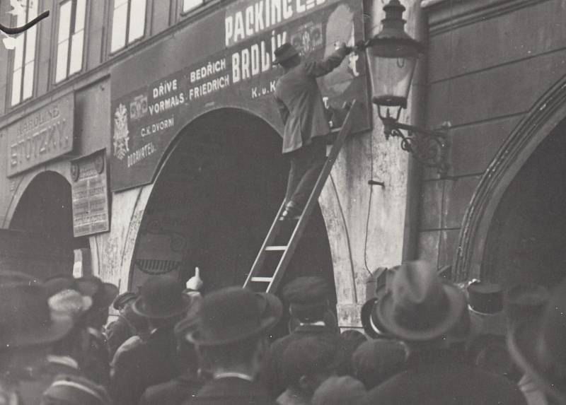 Snímek zachycuje oslavy převratu na českobudějovickém  náměstí v říjnu 1918.