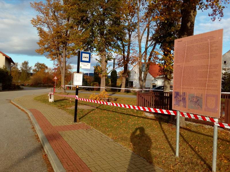 Silný vítr, který místy ve čtvrtek 21. října 2021 v České republice překročil i rychlost 100 km/h, vyvrátil lípu u hospody v Jamném, jež patří pod Boršov nad Vltavou.