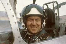 Rok 1978. Vladimír Remek v kabině letounu L-29.