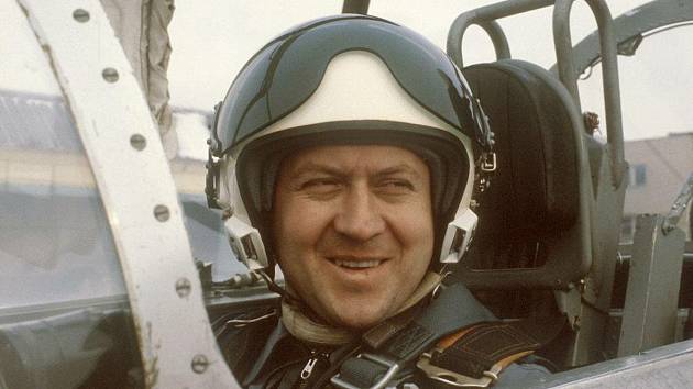 Rok 1978. Vladimír Remek v kabině letounu L-29.