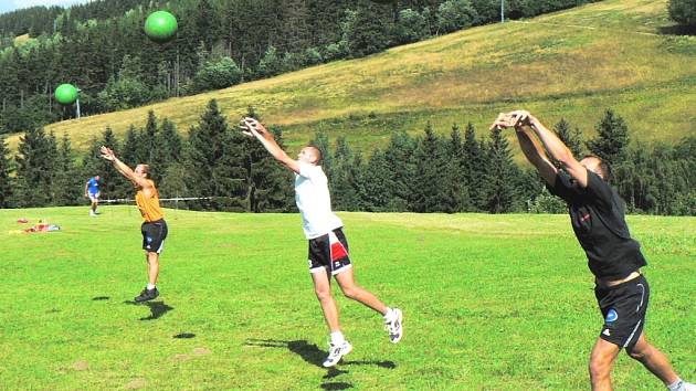 Volejbalisté Jihostroje České Budějovice vyhráli turnaj v Bučovicích, náročnou připravu jim ale trenér Petr Brom neodpustí. Úřadující mistři už budou hrát jen v hale, s antukou se rozloučili stejným způsobem, jako se sezonou 2007/2008.